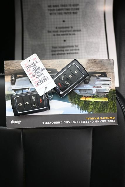 Used 2023 Jeep Grand Cherokee Limited image 12