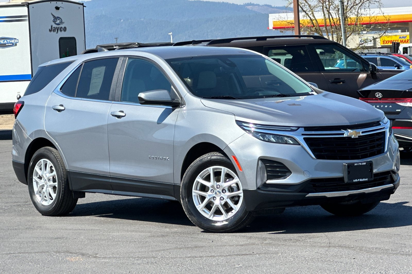 Used 2023 Chevrolet Equinox LT image 2