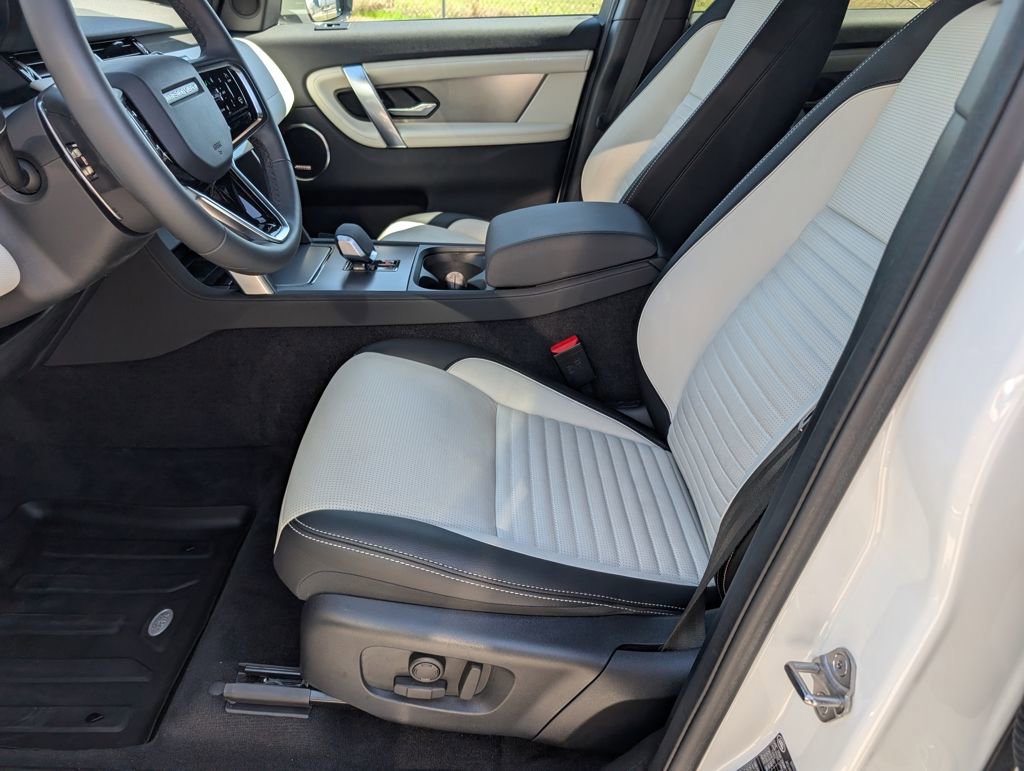 Used 2025 Land Rover Discovery Sport Dynamic SE image 28