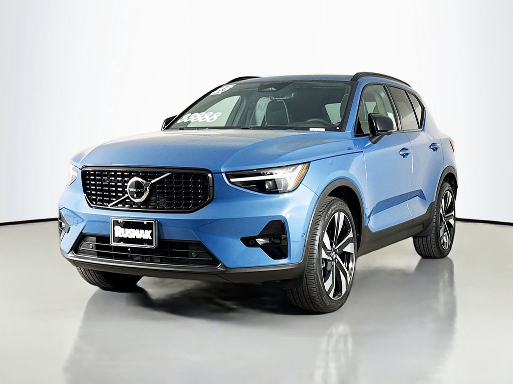 Used 2023 Volvo XC40 B5 Ultimate w/ Protection Package Premier image 3