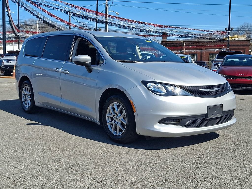 Used 2023 Chrysler Voyager LX image 4