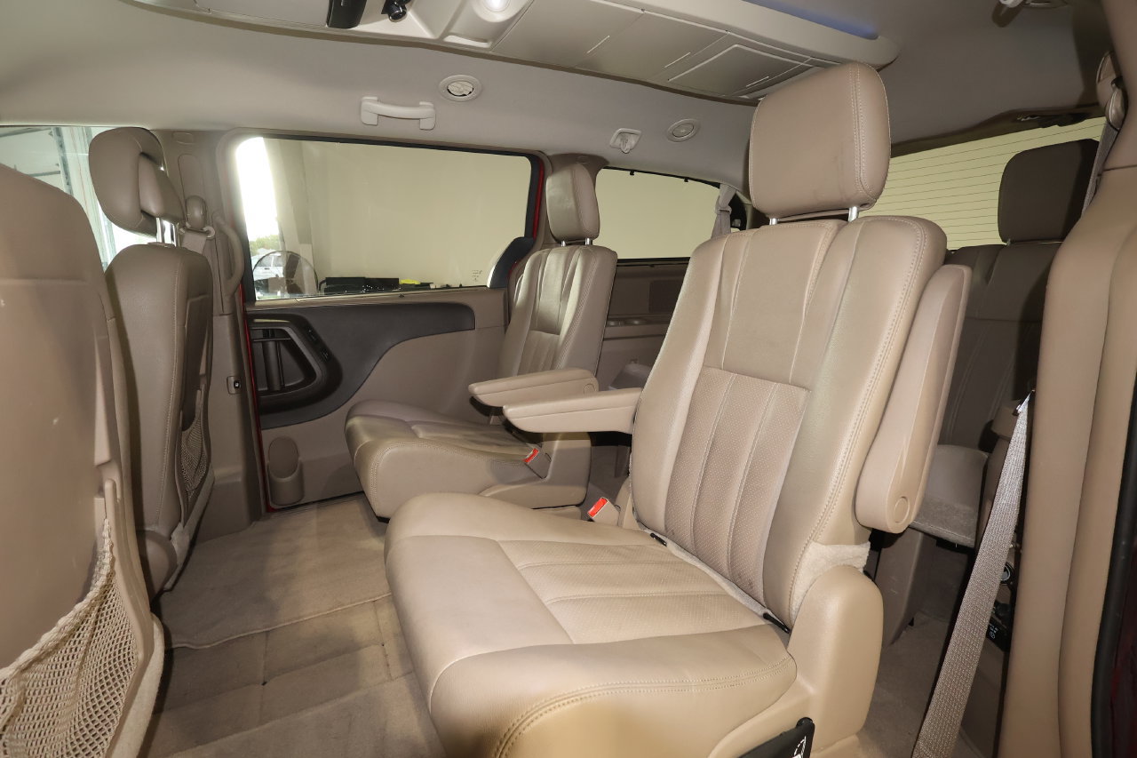 Used 2015 Chrysler Town & Country Touring-L w/ Driver Convenience Group FWD image 14