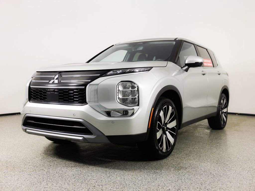 Used 2025 Mitsubishi Outlander SE image 3