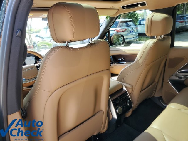 Used 2025 Land Rover Range Rover SE AWD/4WD image 12