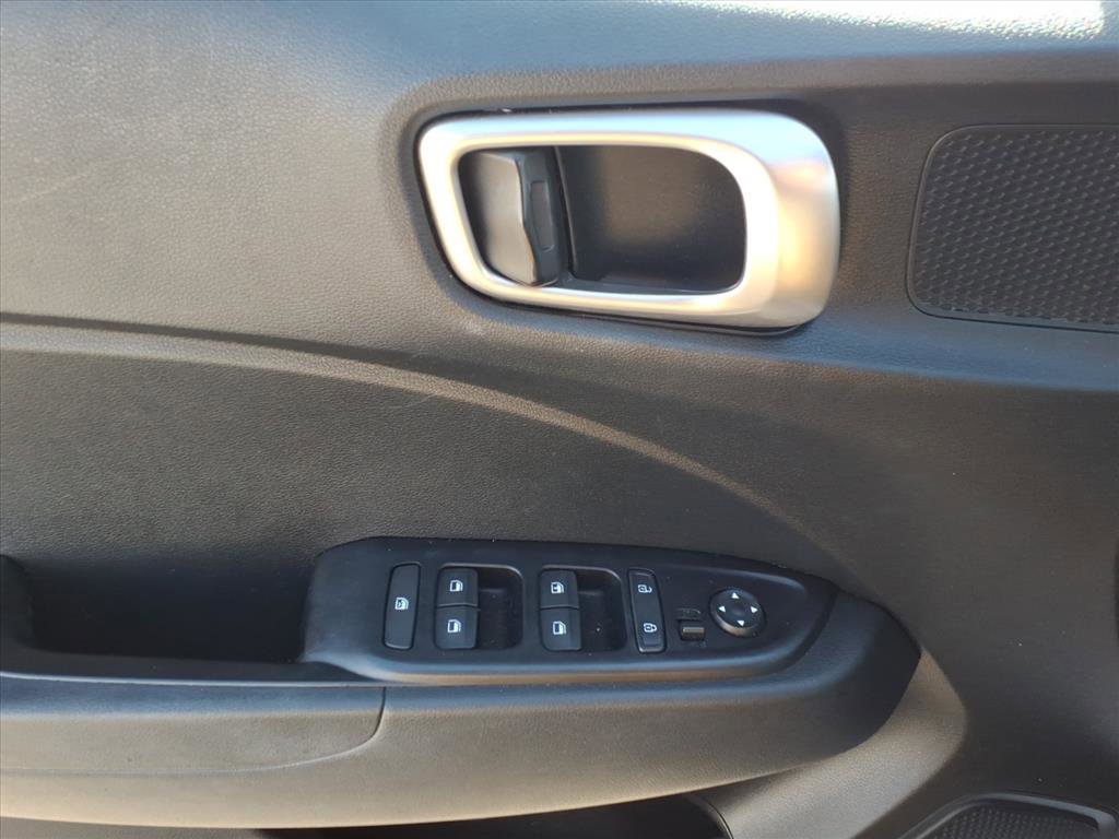 Used 2021 Hyundai Venue SE image 11