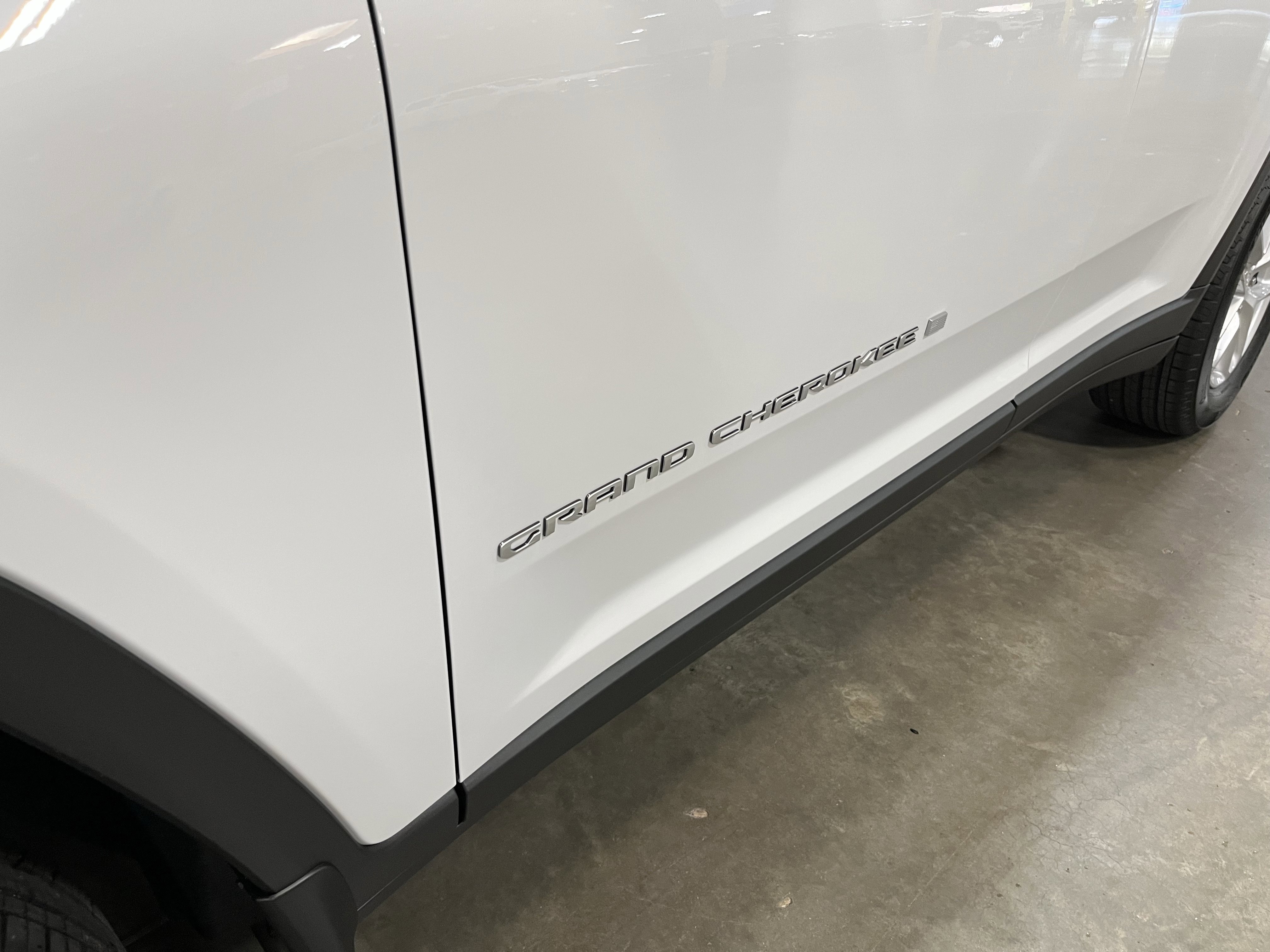 Certified 2025 Jeep Grand Cherokee Laredo w/ Luxury Tech Group I image 9