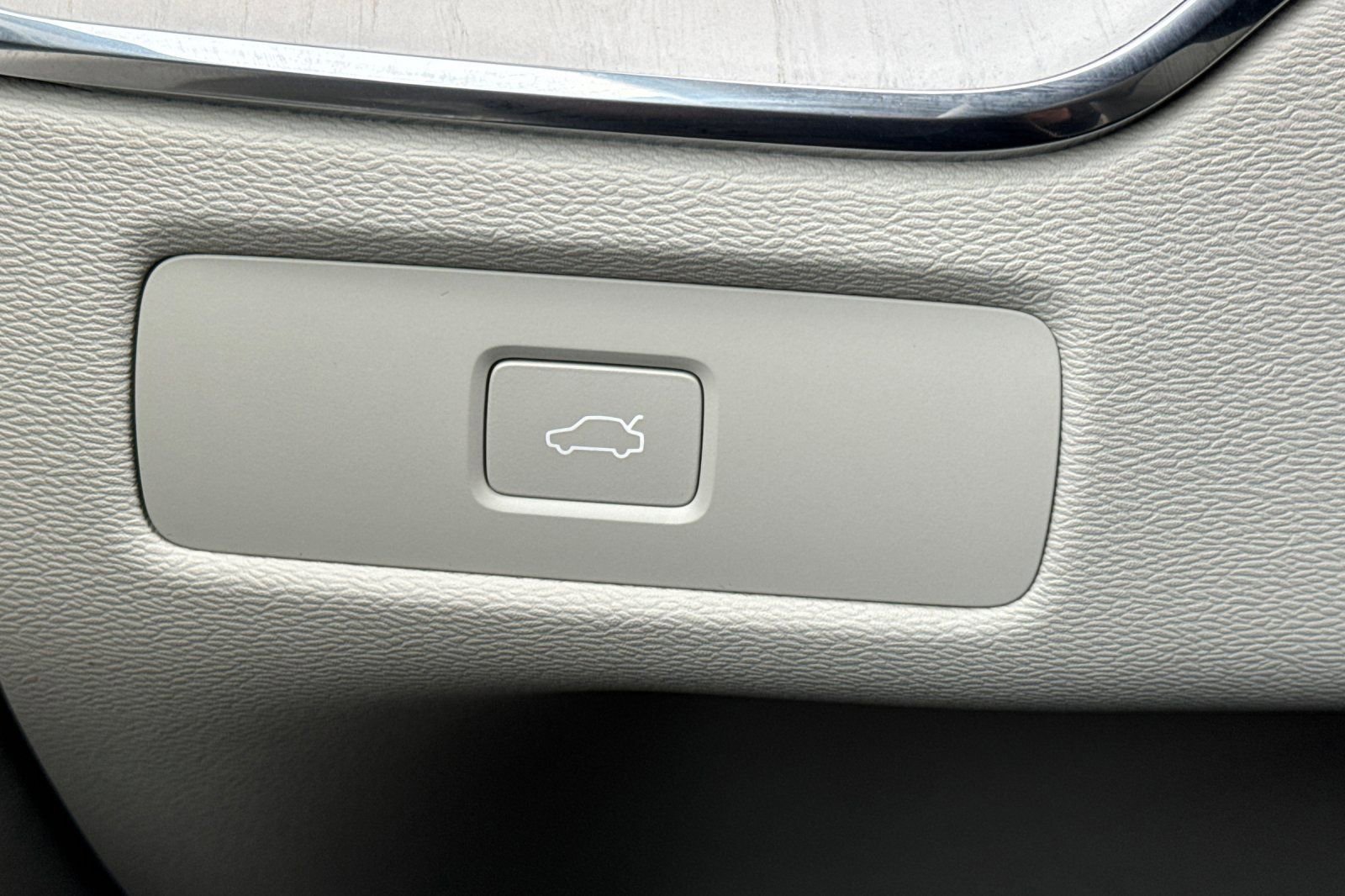 Used 2026 Volvo XC60 B5 Ultra w/ Protection Package Premier image 32