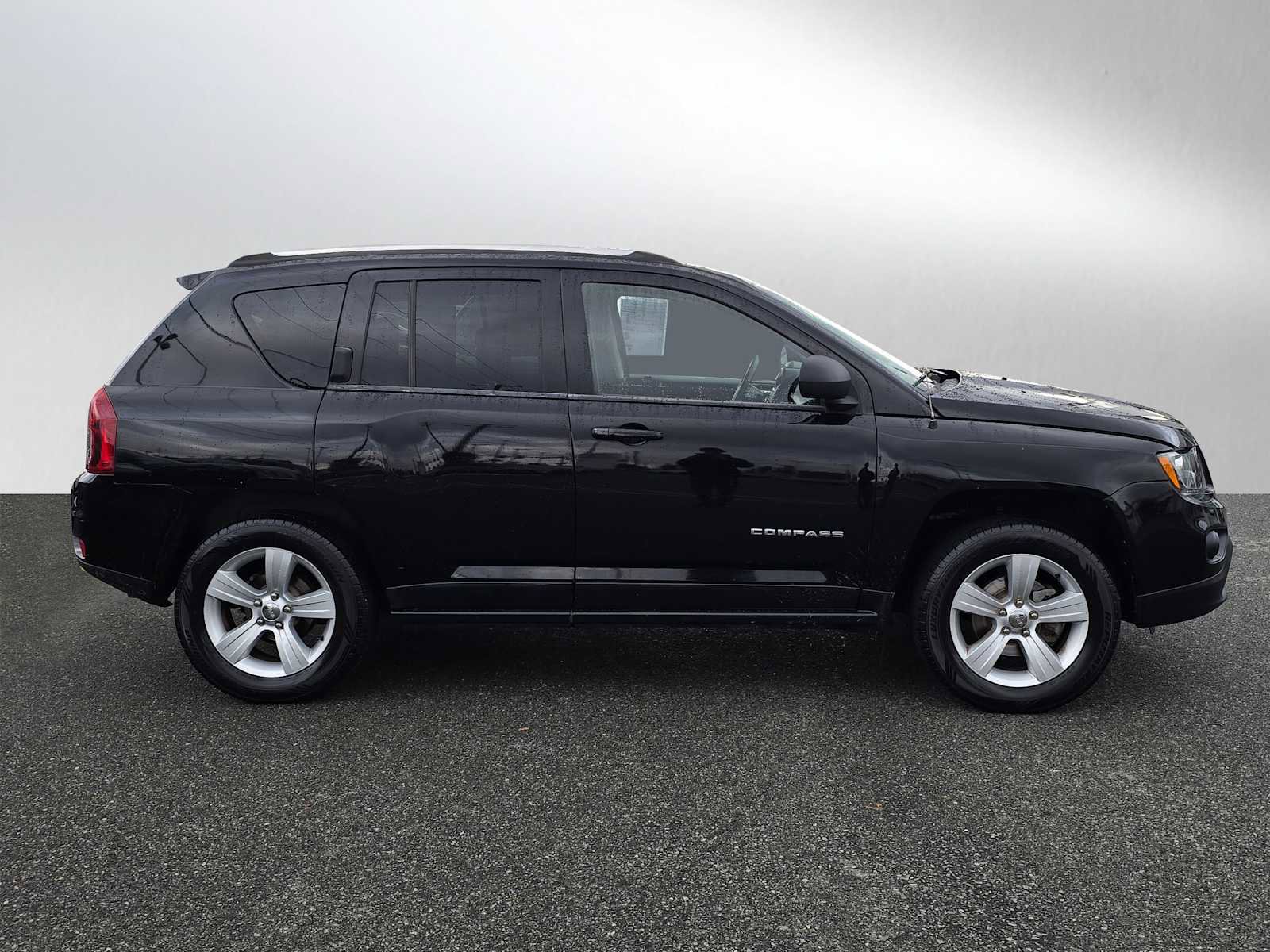 Used 2015 Jeep Compass Sport image 2