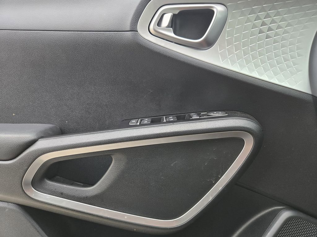 Certified 2025 Kia Soul LX w/ LX Technology Package FWD image 25