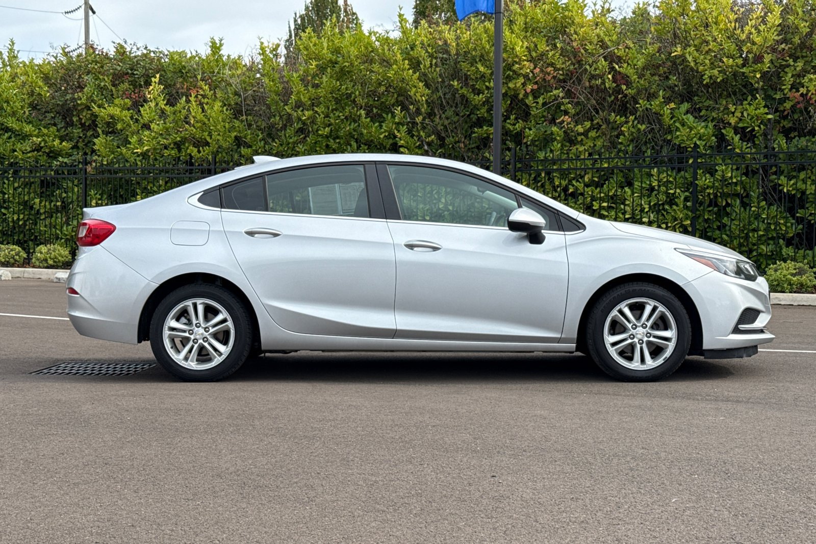 Used 2017 Chevrolet Cruze LT FWD image 3