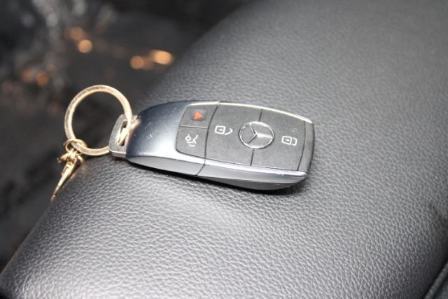 Used 2020 Mercedes-Benz GLB 250 4MATIC w/ Premium Package image 16