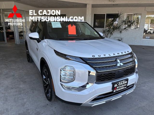 Used 2025 Mitsubishi Outlander SE image 1