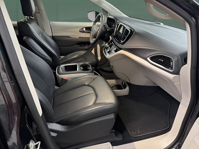 Used 2024 Chrysler Pacifica Limited FWD image 18
