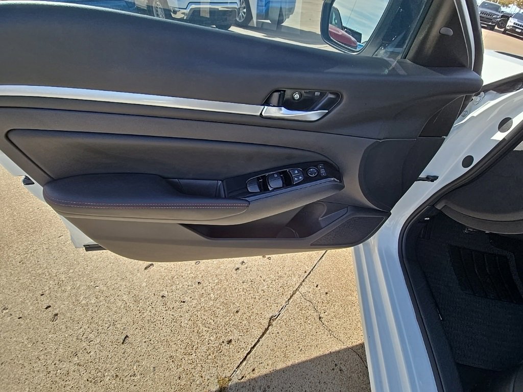Used 2024 Nissan Altima 2.5 SR image 12