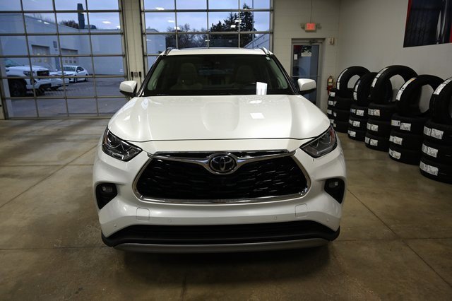 Used 2022 Toyota Highlander Platinum image 2