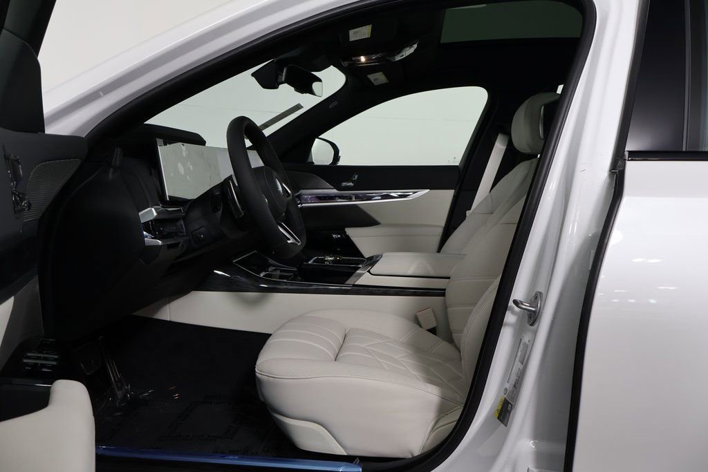 New 2026 BMW 750e xDrive w/ Executive Package image 5