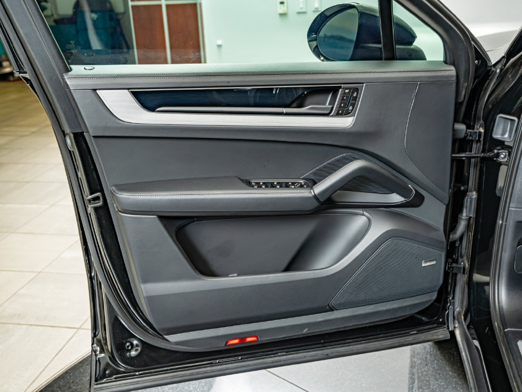 Certified 2025 Porsche Cayenne E-Hybrid Coupe AWD/4WD image 22