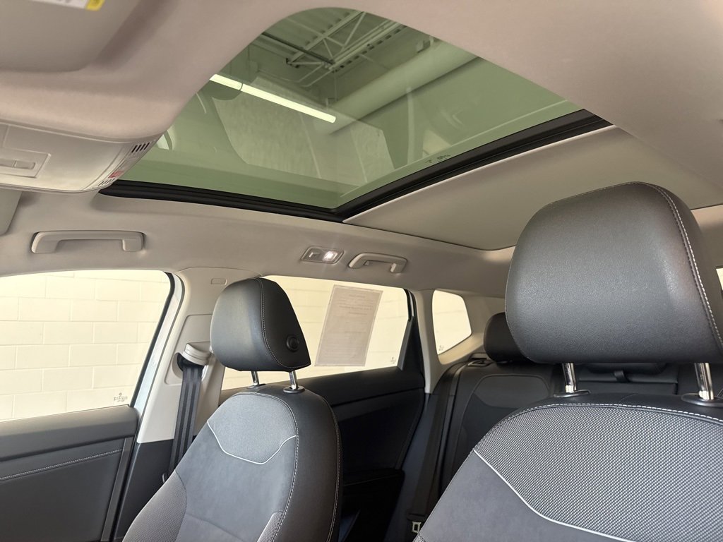 Certified 2025 Volkswagen Taos SE image 14