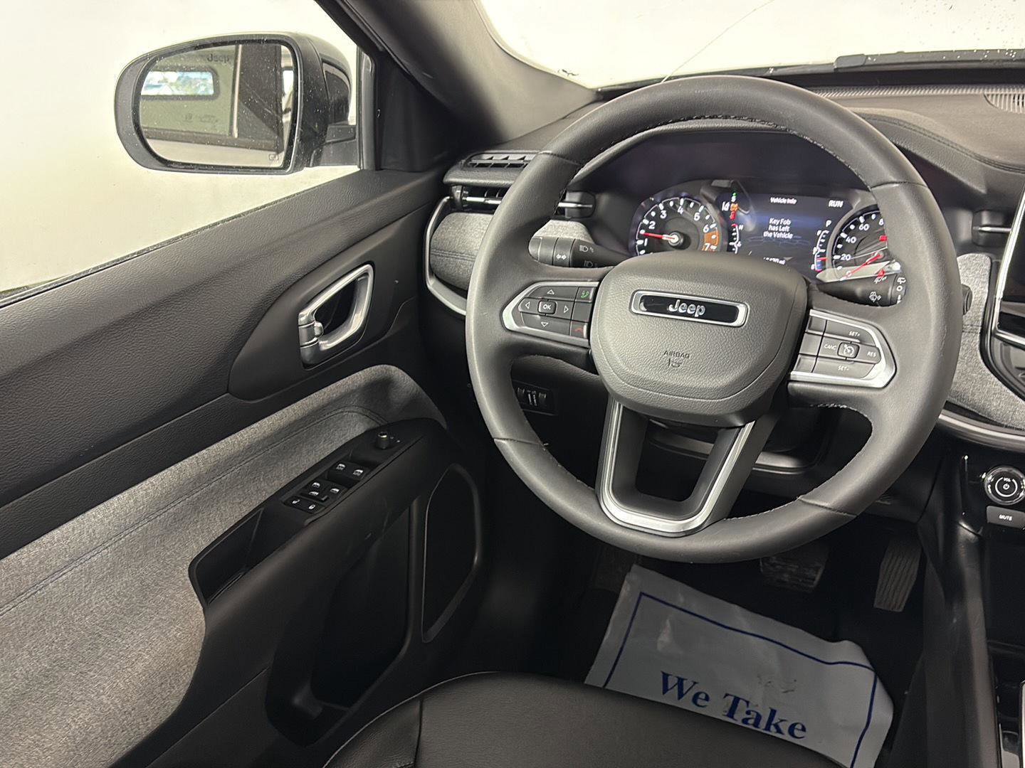 Used 2025 Jeep Compass Latitude image 17