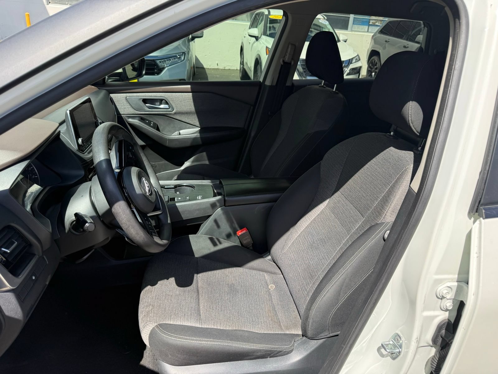 Used 2023 Nissan Rogue SV FWD image 8