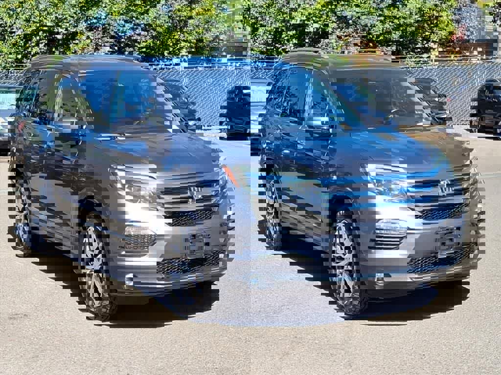 Used 2017 Honda Pilot Touring video 3