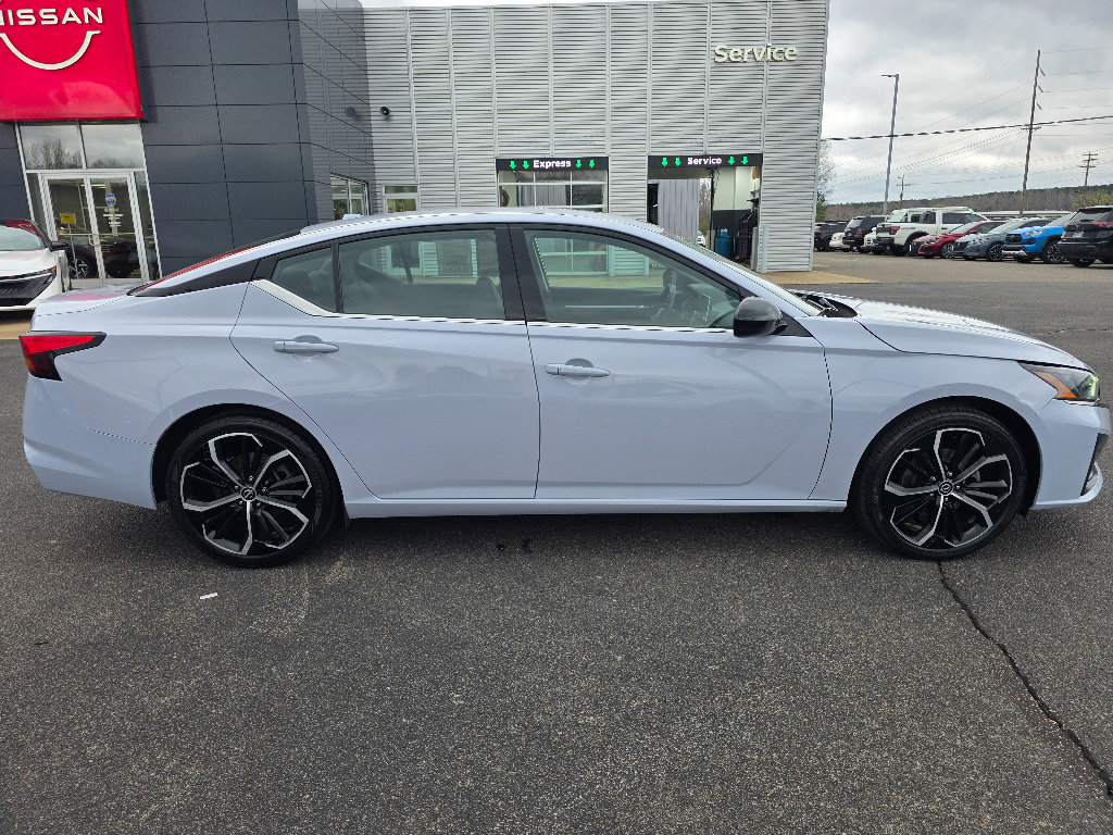 Used 2024 Nissan Altima 2.5 SR image 2