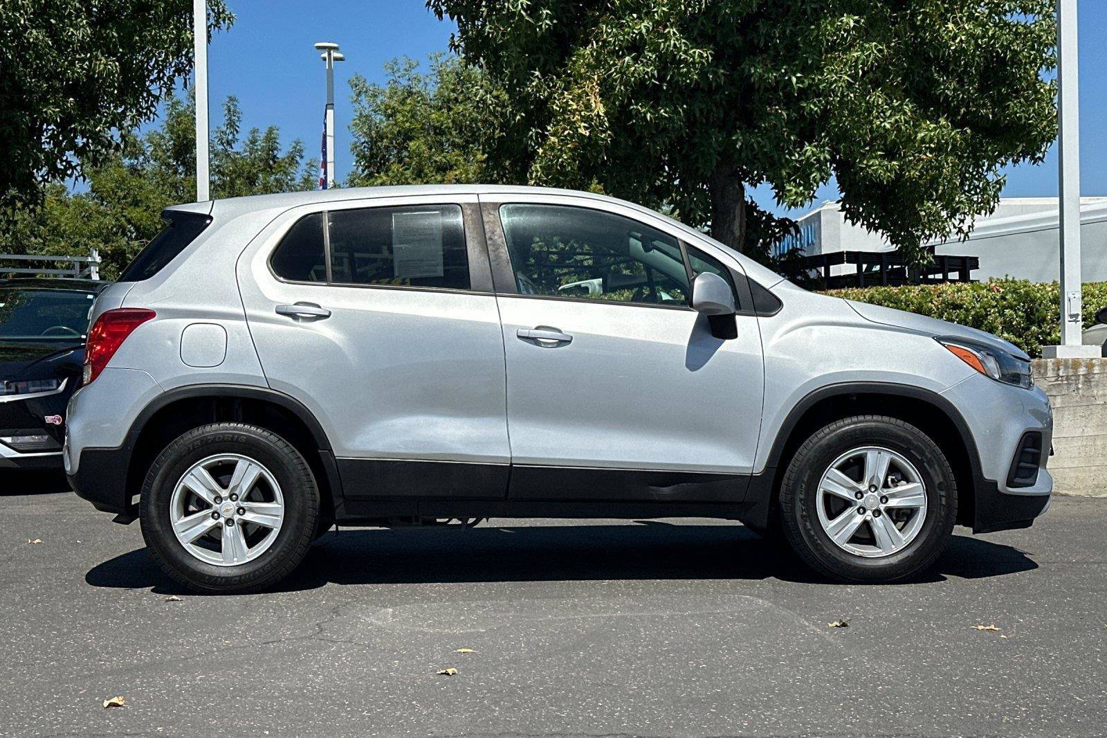Used 2022 Chevrolet Trax LS w/ Tint and Cruise Package AWD/4WD image 2