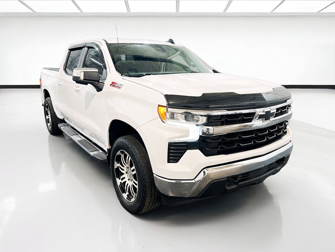 Used 2023 Chevrolet Silverado 1500 LT AWD/4WD image 3