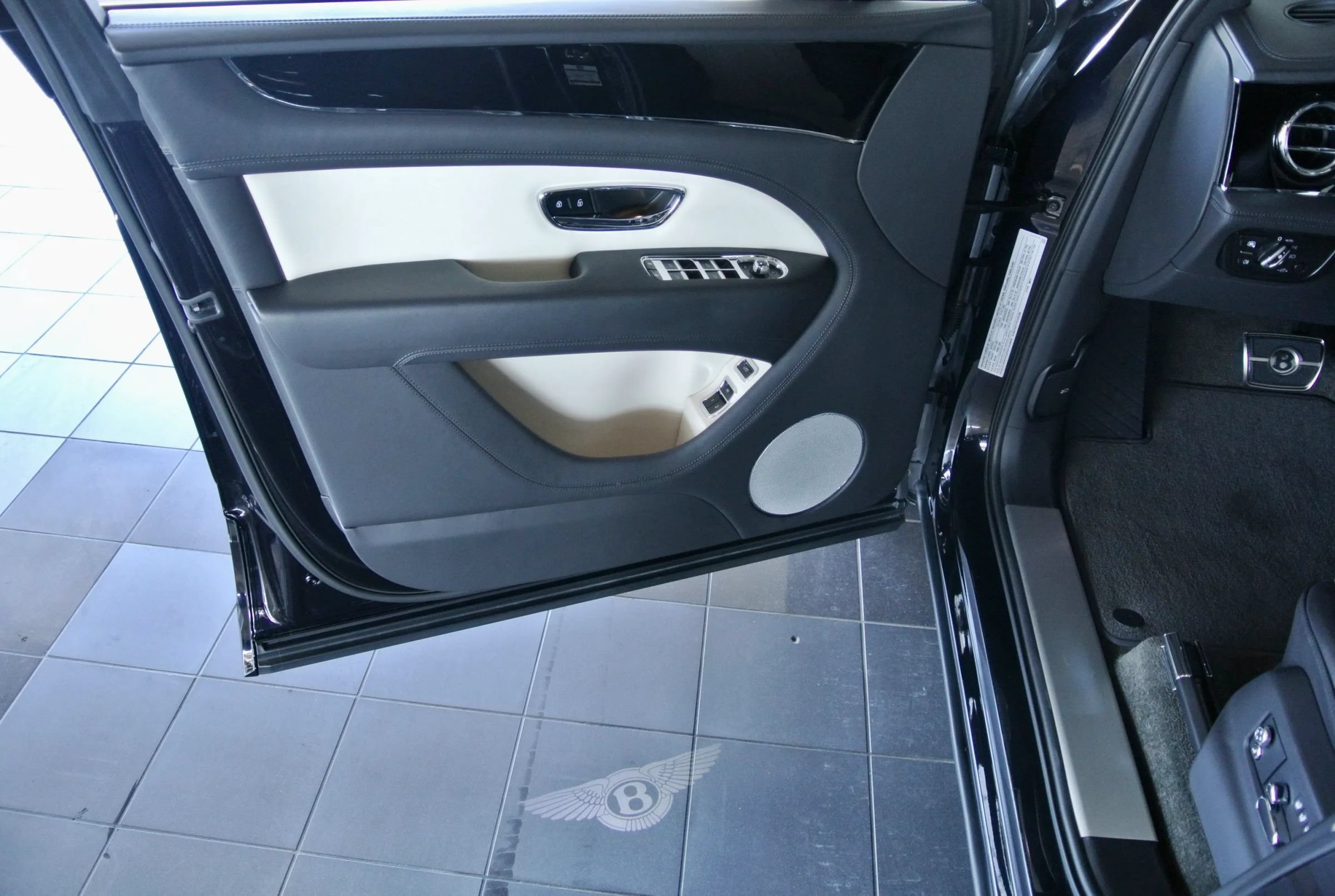 Used 2023 Bentley Bentayga AWD/4WD image 10