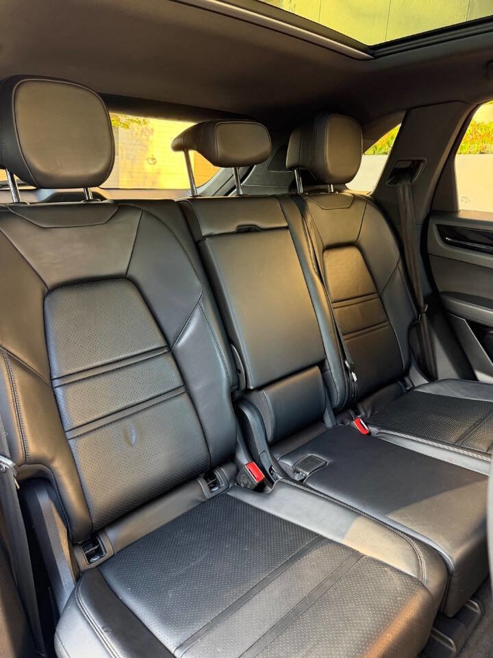 Used 2019 Porsche Cayenne w/ Premium Package image 18