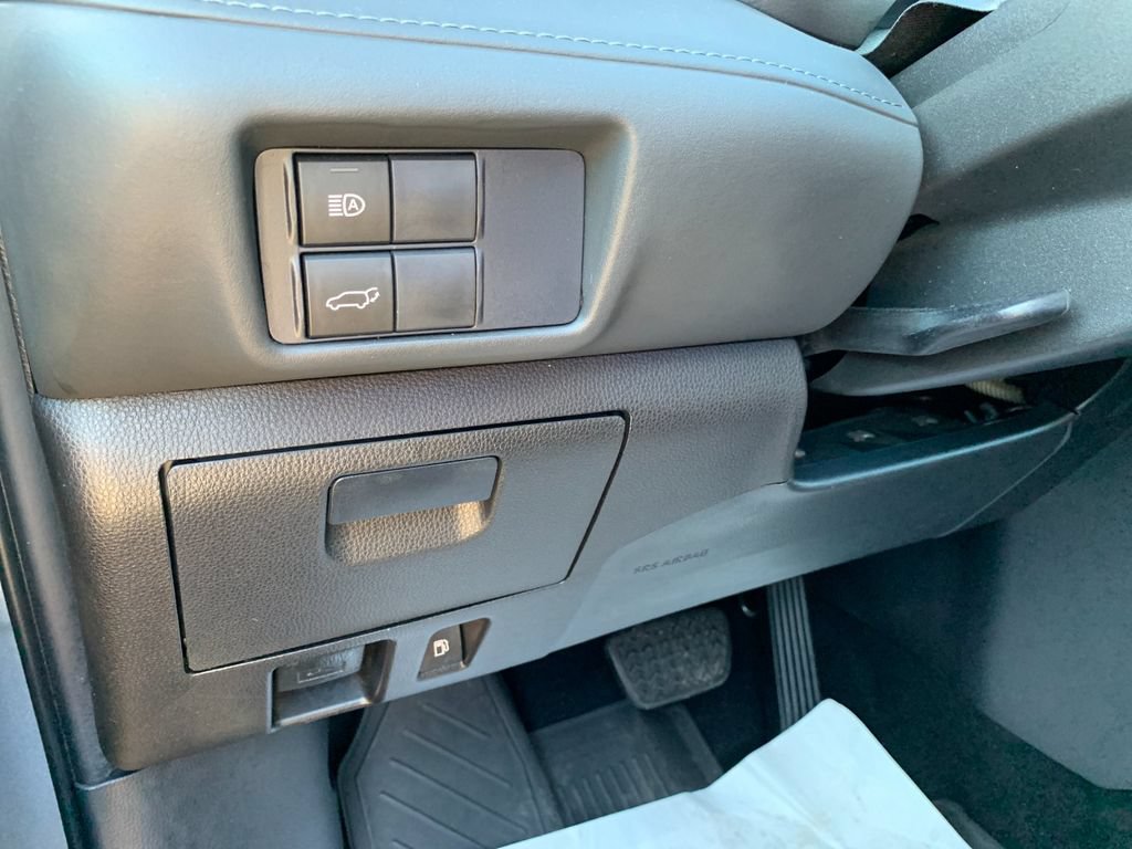 Used 2021 Toyota Highlander XLE AWD/4WD image 32