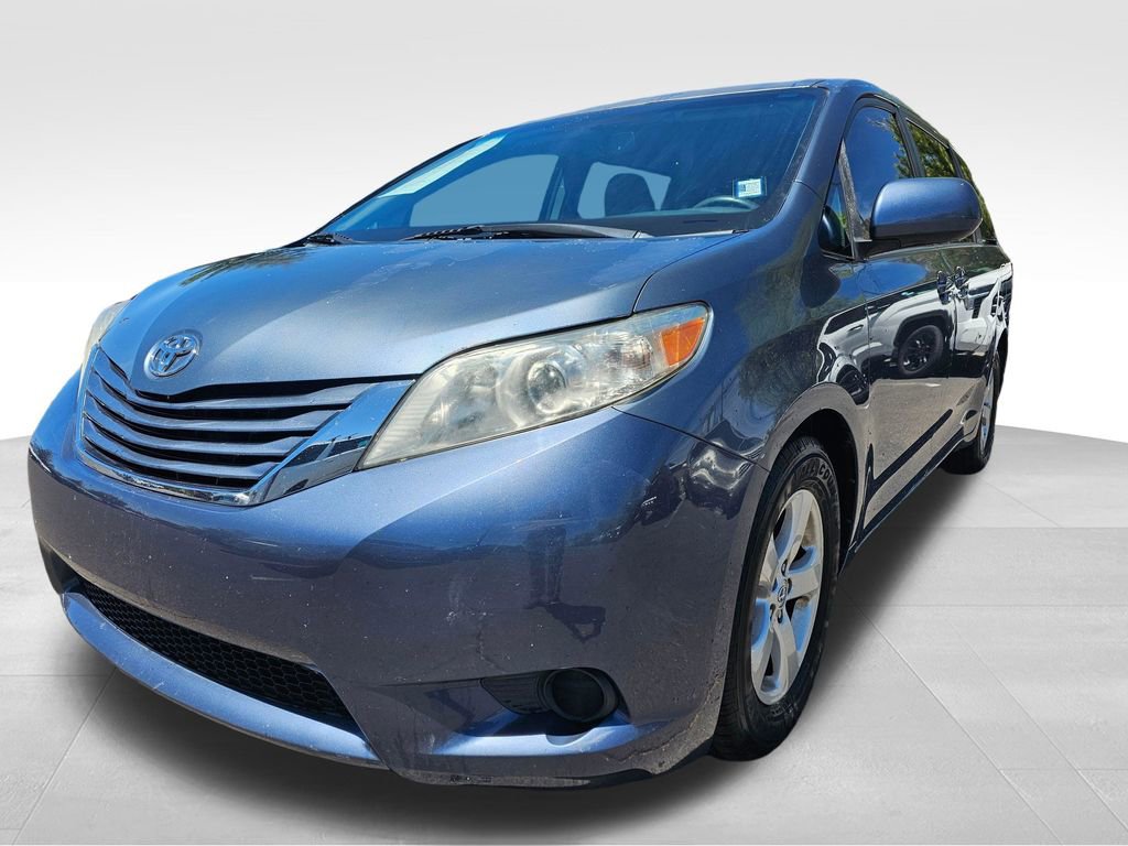 Used 2015 Toyota Sienna LE FWD image 4