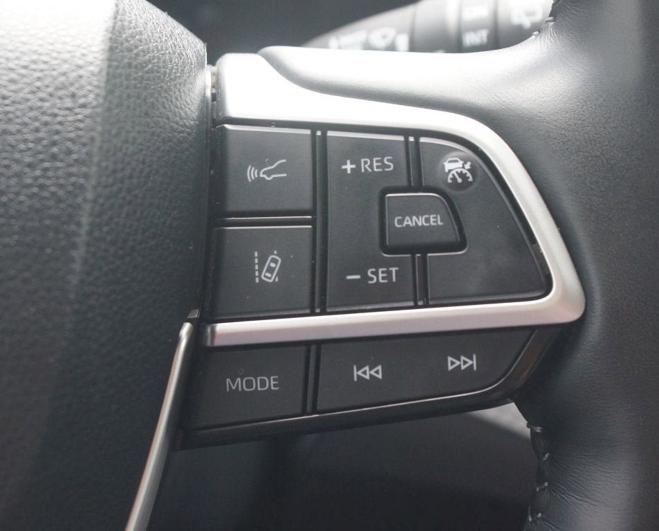 Used 2023 Toyota Highlander Limited FWD image 12