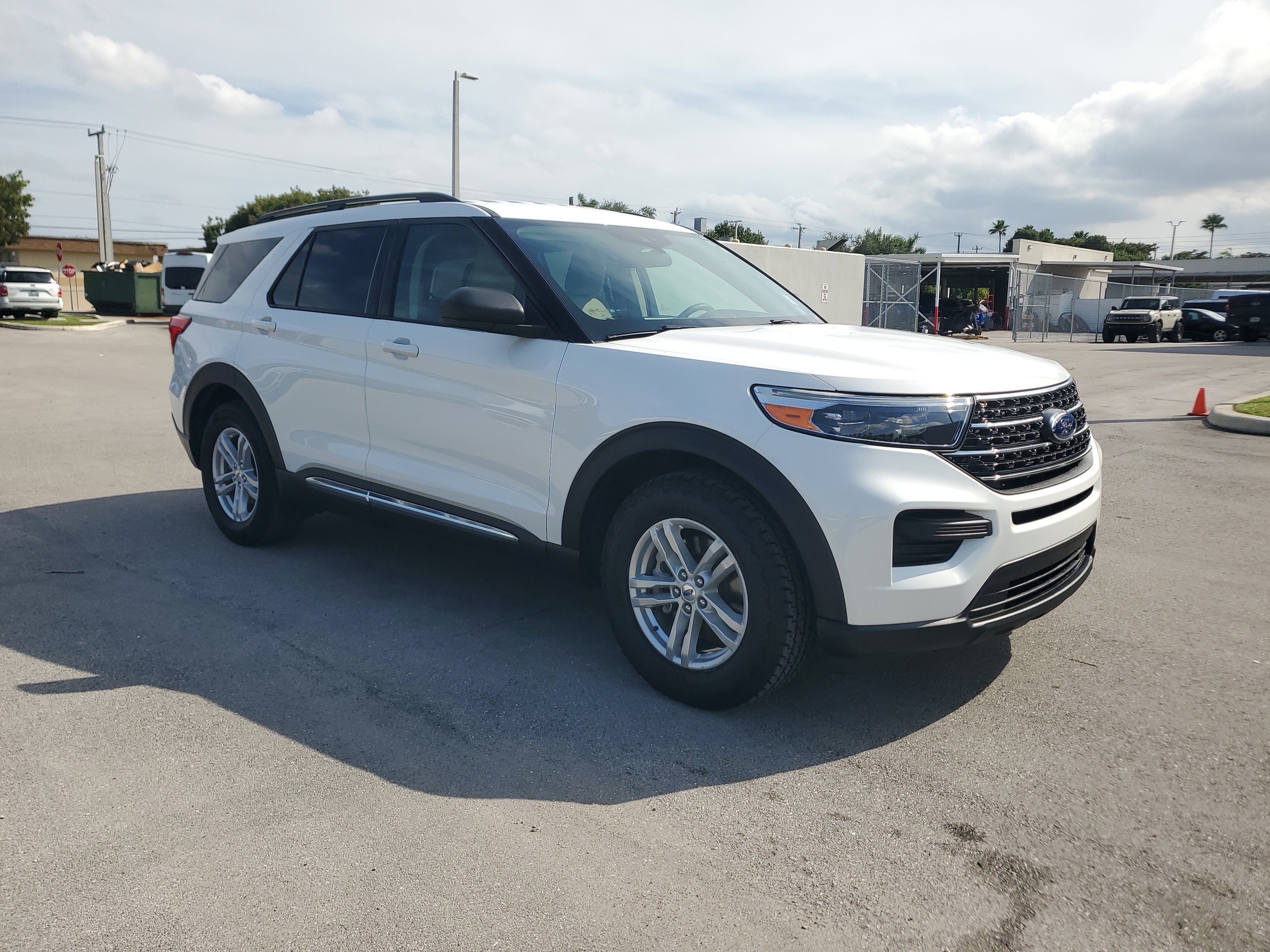 Used 2022 Ford Explorer XLT image 3