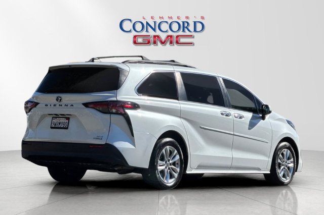 Used 2022 Toyota Sienna XLE w/ XLE Plus Package FWD image 4