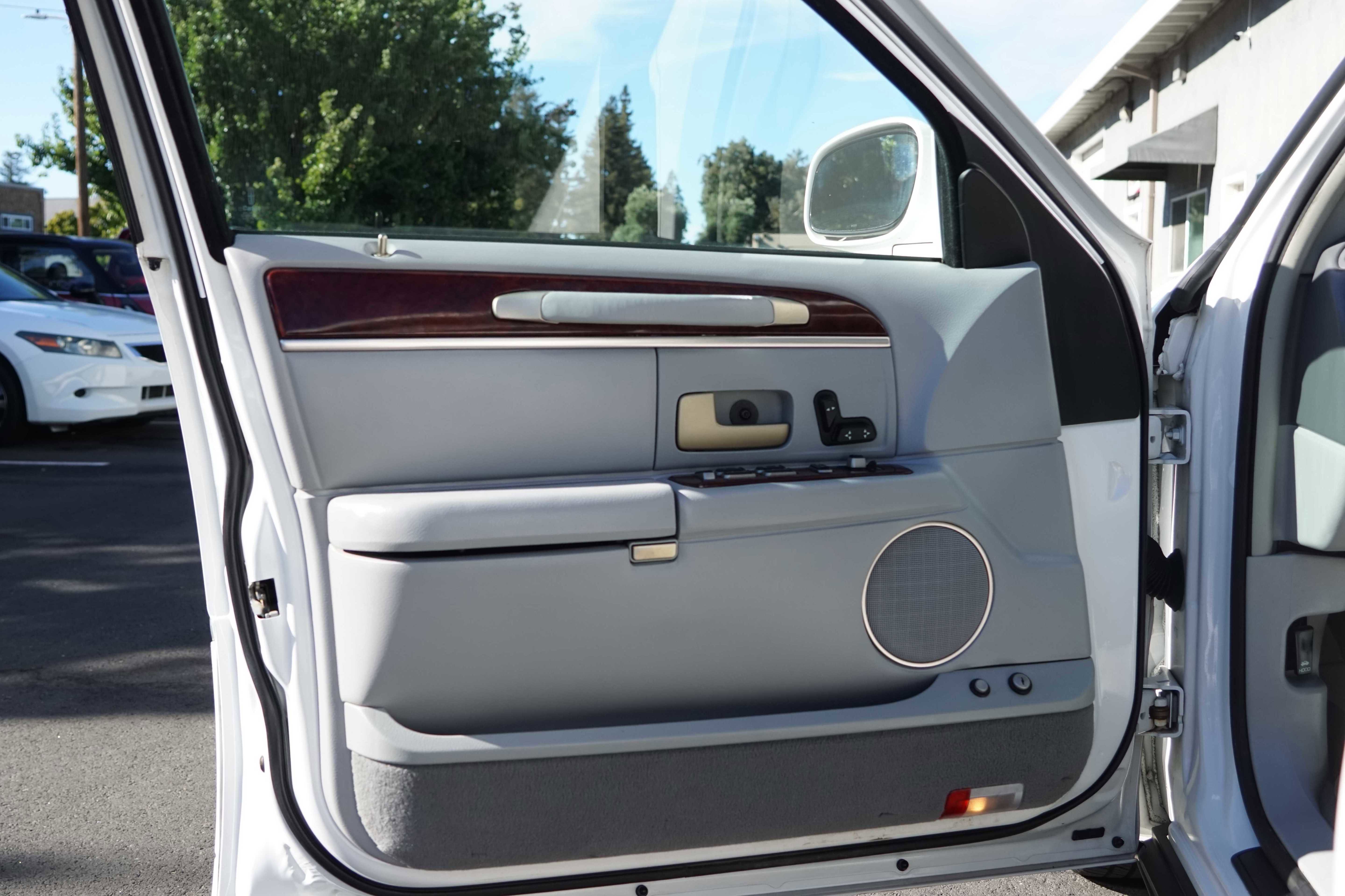 Used 2004 Lincoln Town Car Signature image 36