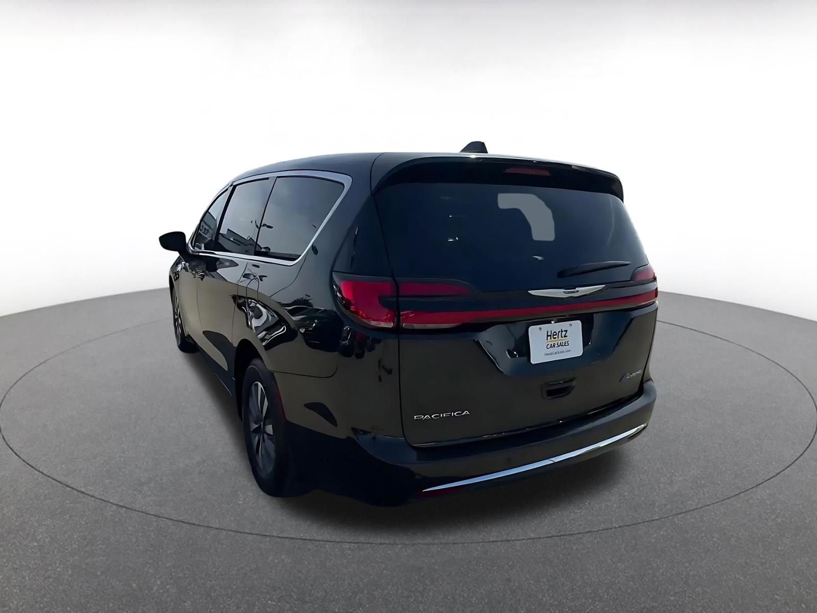 Used 2023 Chrysler Pacifica Touring-L image 11