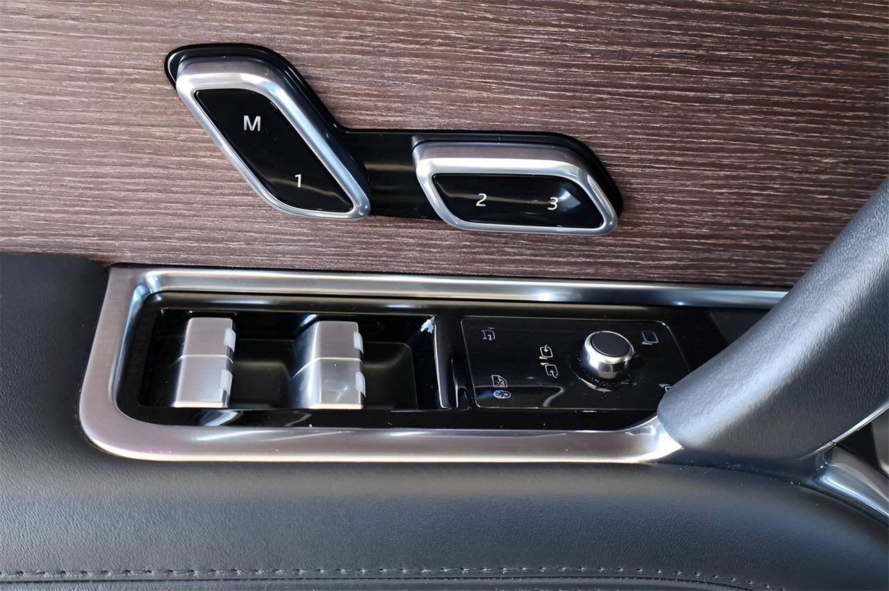 Used 2024 Land Rover Range Rover Long Wheelbase Autobiography image 9