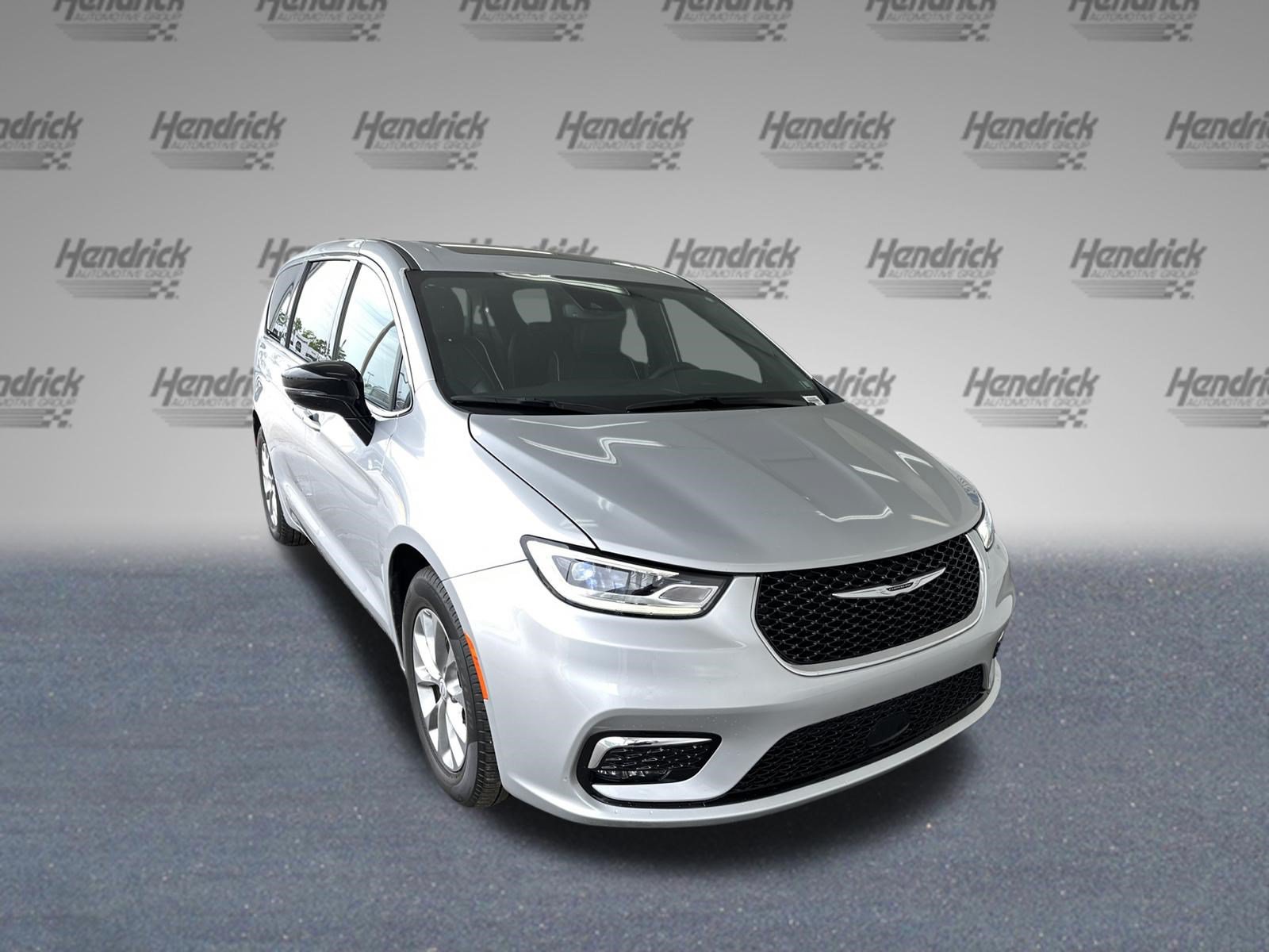 Used 2026 Chrysler Pacifica Limited FWD image 3
