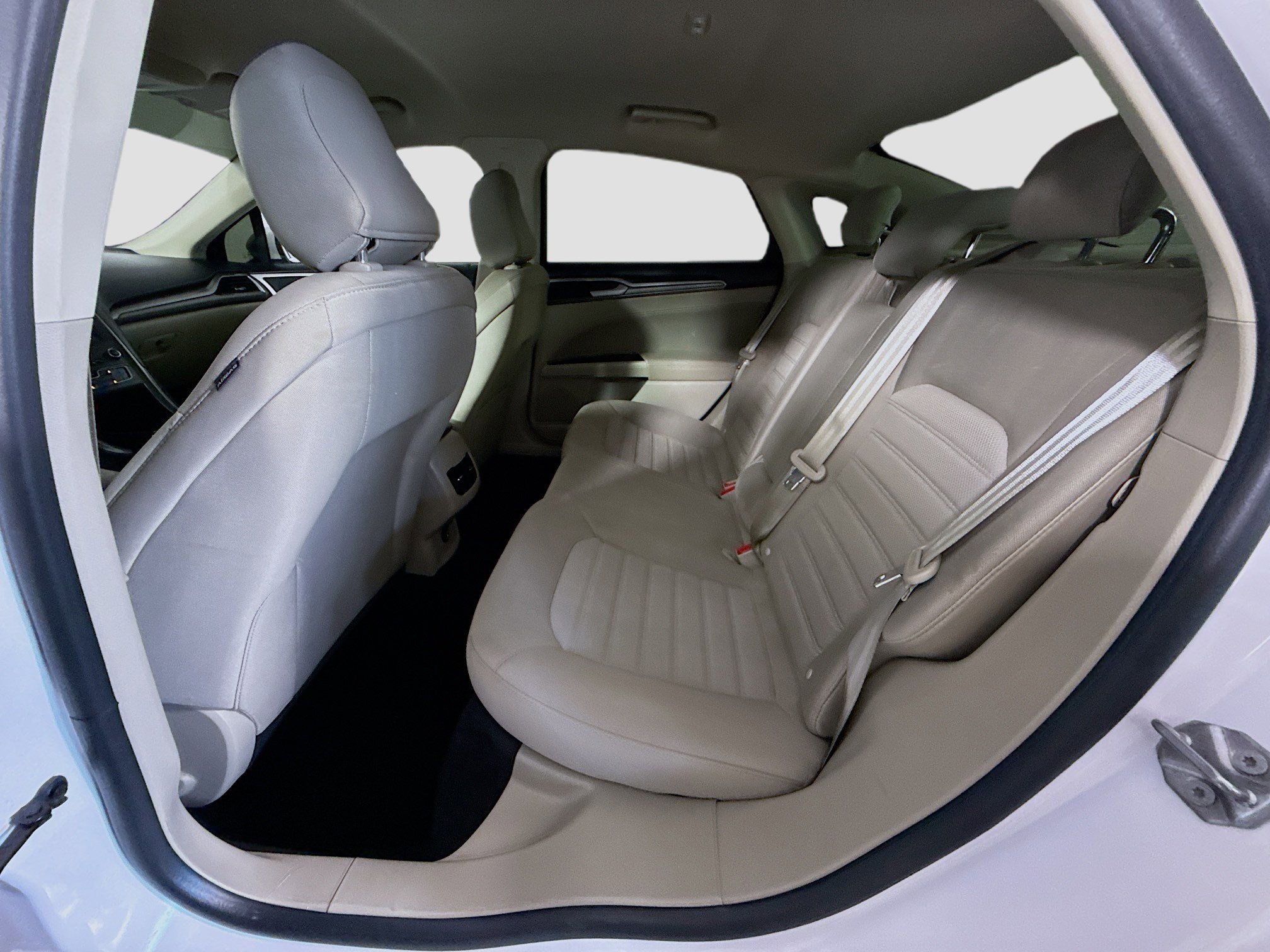 Used 2020 Ford Fusion SE image 25