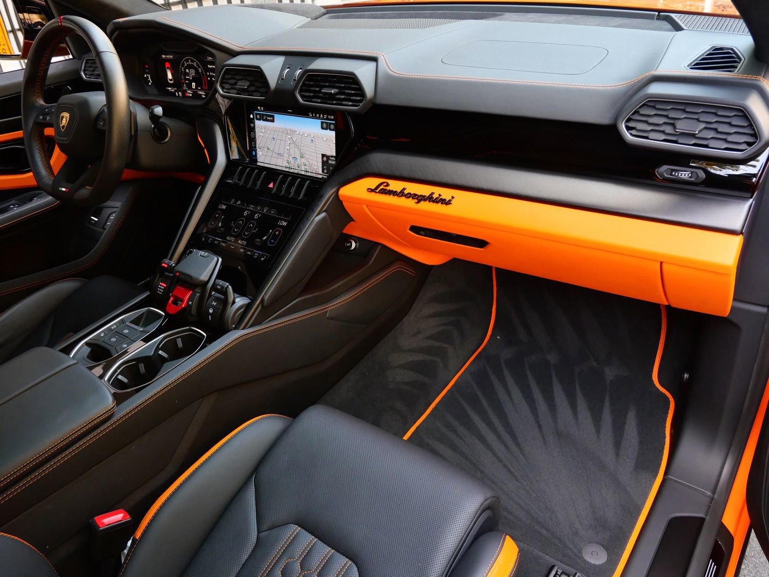 Used 2024 Lamborghini Urus S AWD/4WD image 25