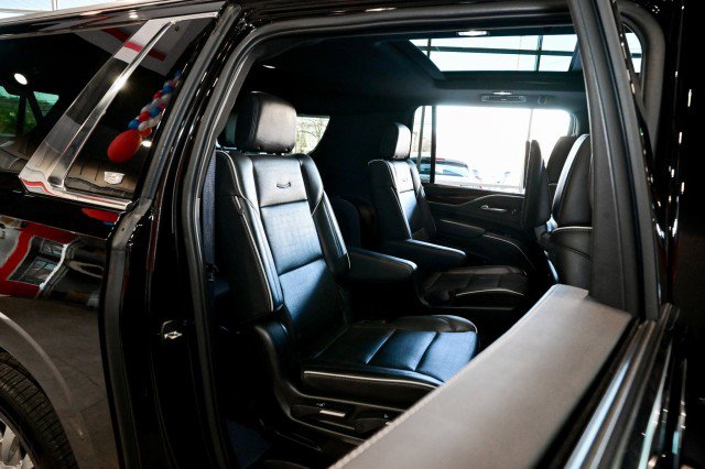 Used 2023 Cadillac Escalade ESV Premium Luxury image 25
