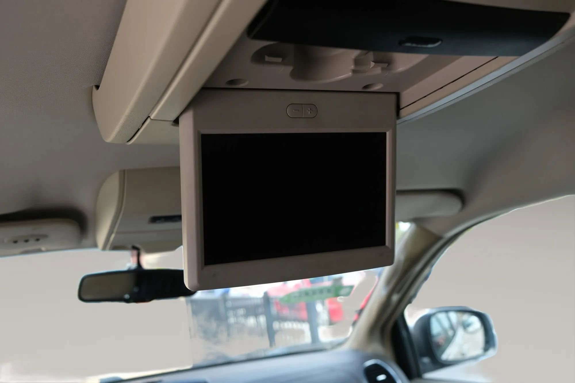 Used 2015 Chrysler Town & Country Touring image 23