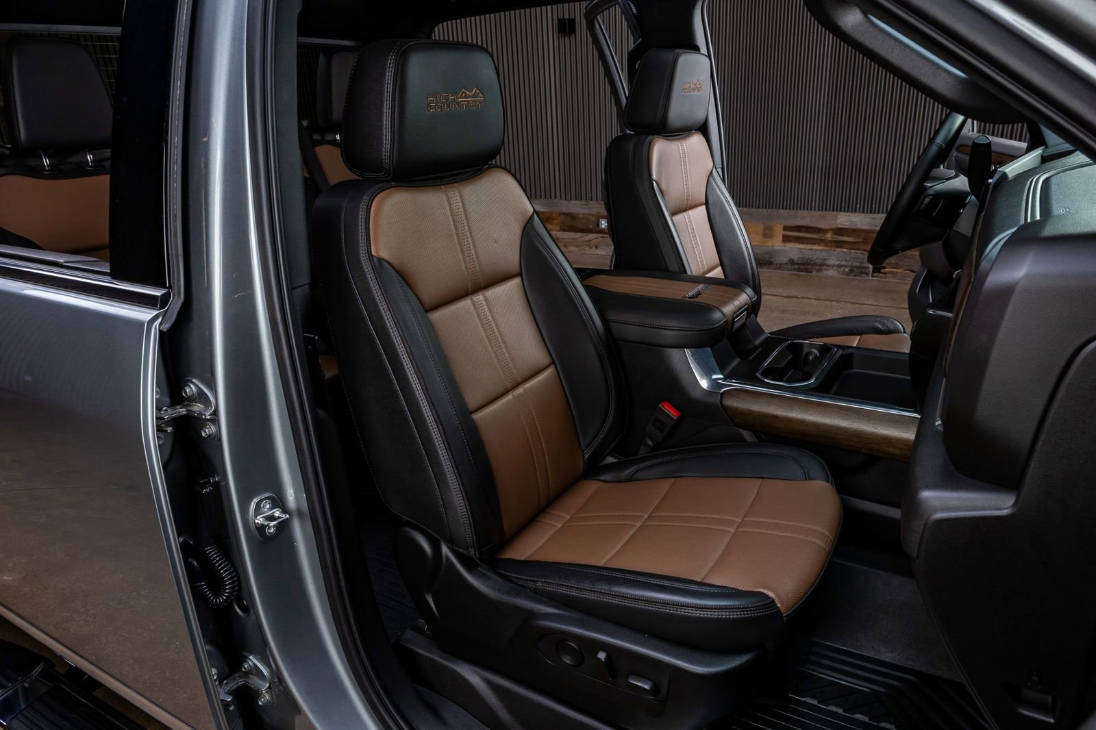 Used 2024 Chevrolet Silverado 2500 High Country w/ High Country Premium Package AWD/4WD image 32