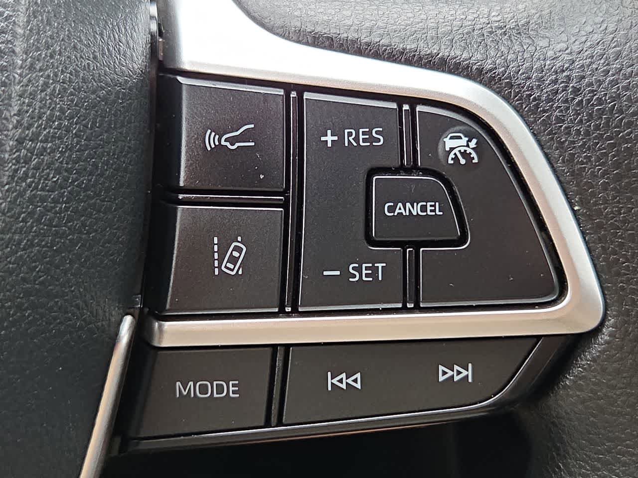 Used 2023 Toyota Highlander L FWD image 23
