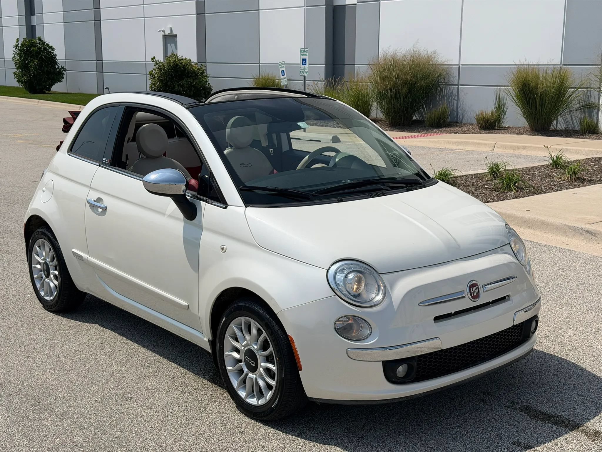 Used 2015 FIAT 500 Lounge w/ Luxury Leather Package FWD image 3