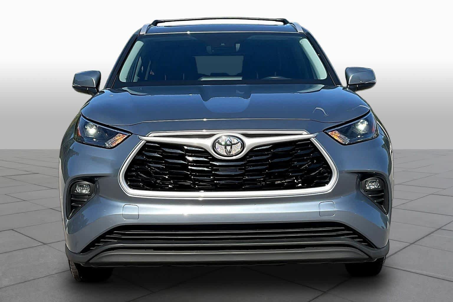 Used 2022 Toyota Highlander XLE FWD image 4
