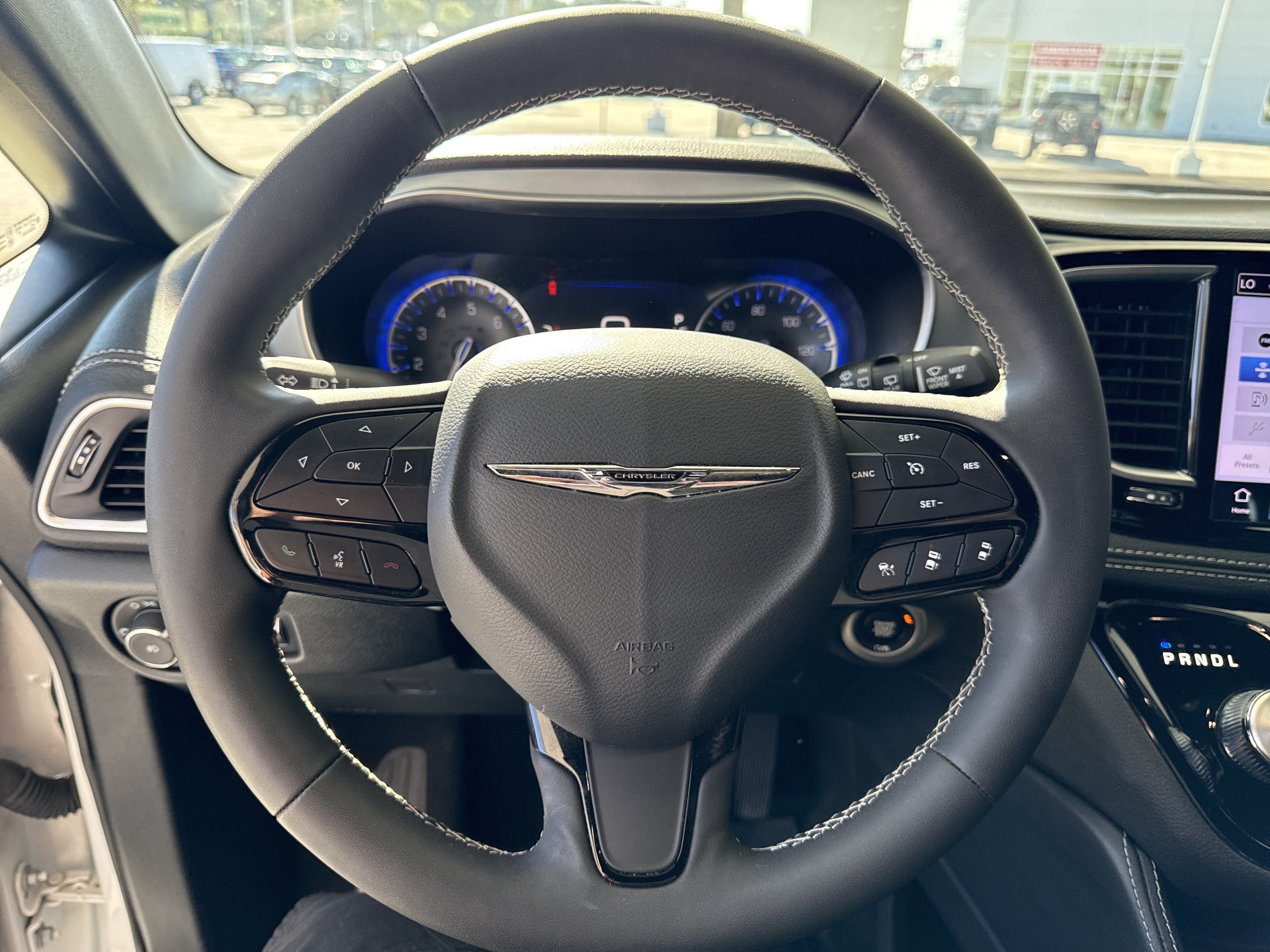 Used 2025 Chrysler Pacifica Limited FWD image 18