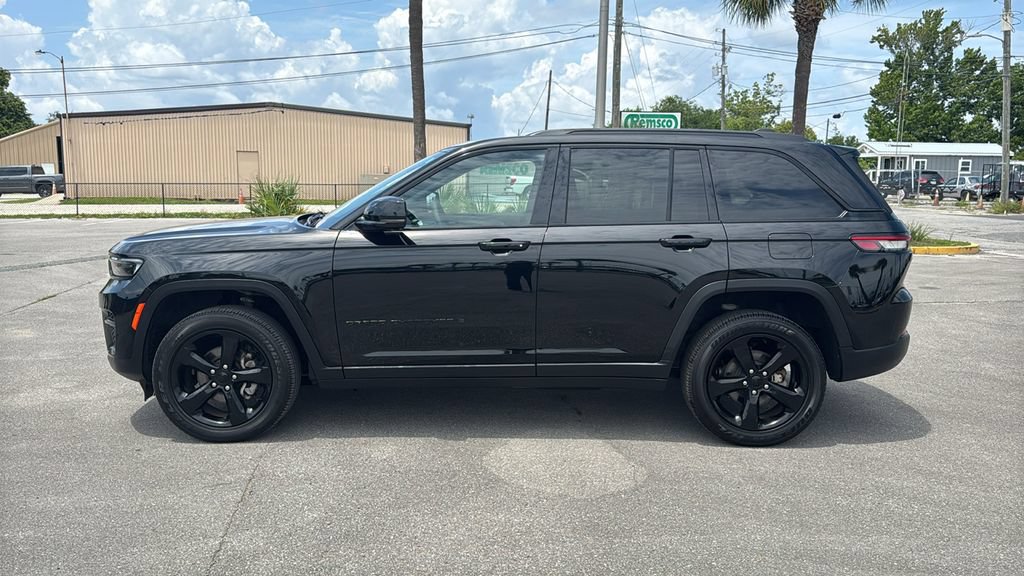 Used 2023 Jeep Grand Cherokee Altitude AWD/4WD image 3