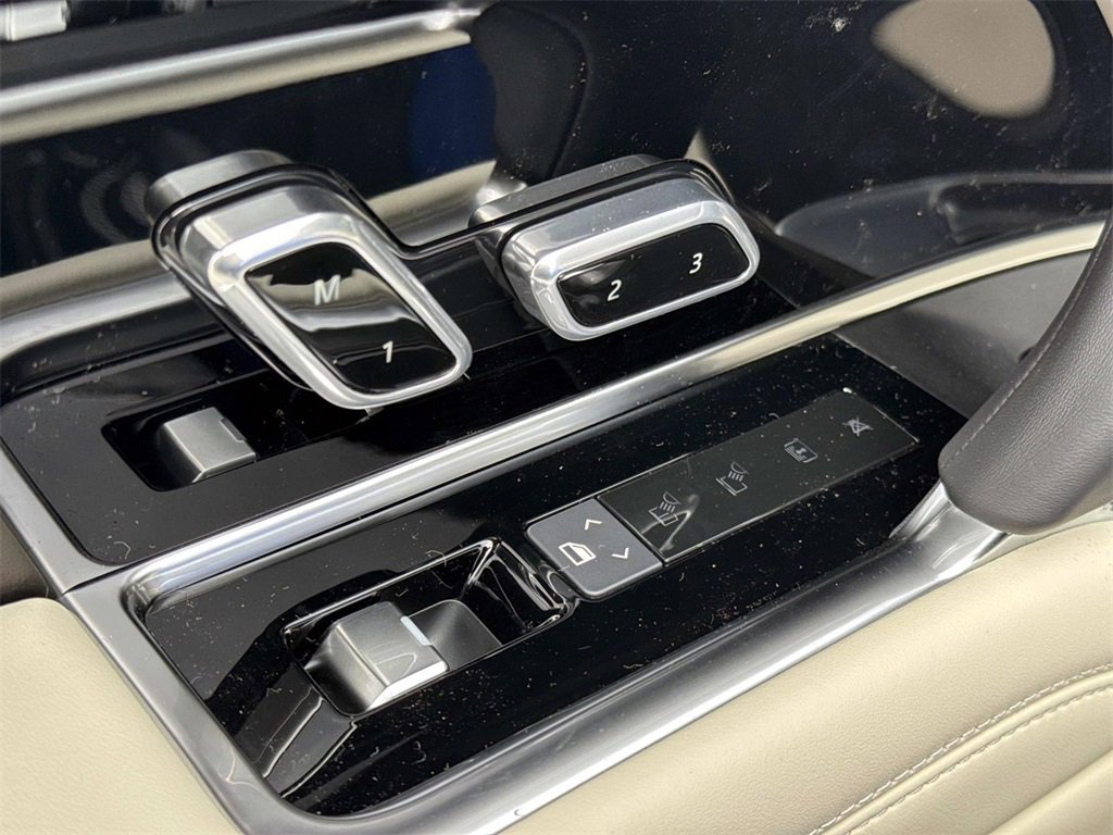 New 2026 Land Rover Range Rover Long Wheelbase SE image 13